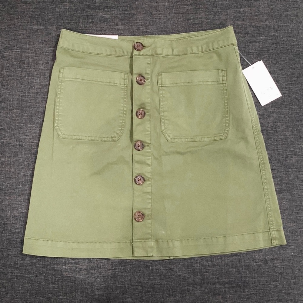 New with tags! Green button up skirt! 💚